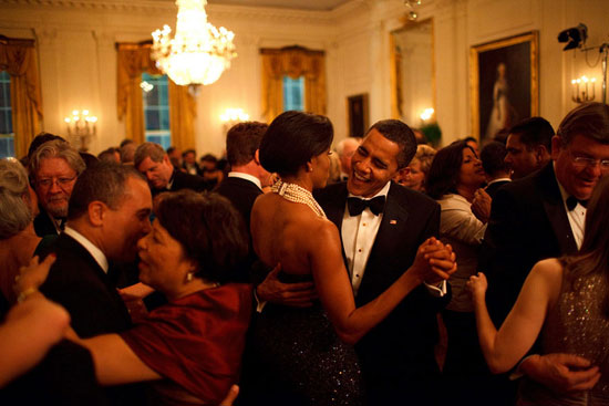 الرئيس باراك أوباما يرقص مع ميشيل عام 2009